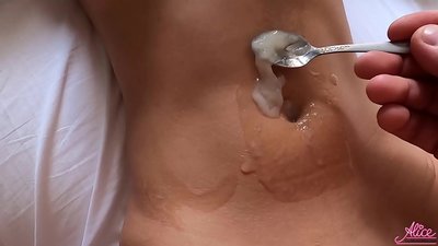 Blowjob i thellë dhe seksi i pasionuar nga afër - Sperma e ngrënë