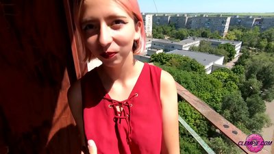 Sensual student thith një të huaj në pjesën e jashtme - sperma në fytyrën e tij