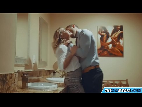 ❤️ Kur një bjonde me bukë ju josh në një banjë publike Video seksi në sq.hqpornvideos.ru